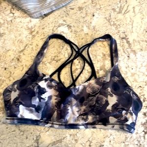 Size 6 Lululemon free to be serene bra